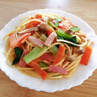 緑黄色野菜としめじベーコンの和風パスタ